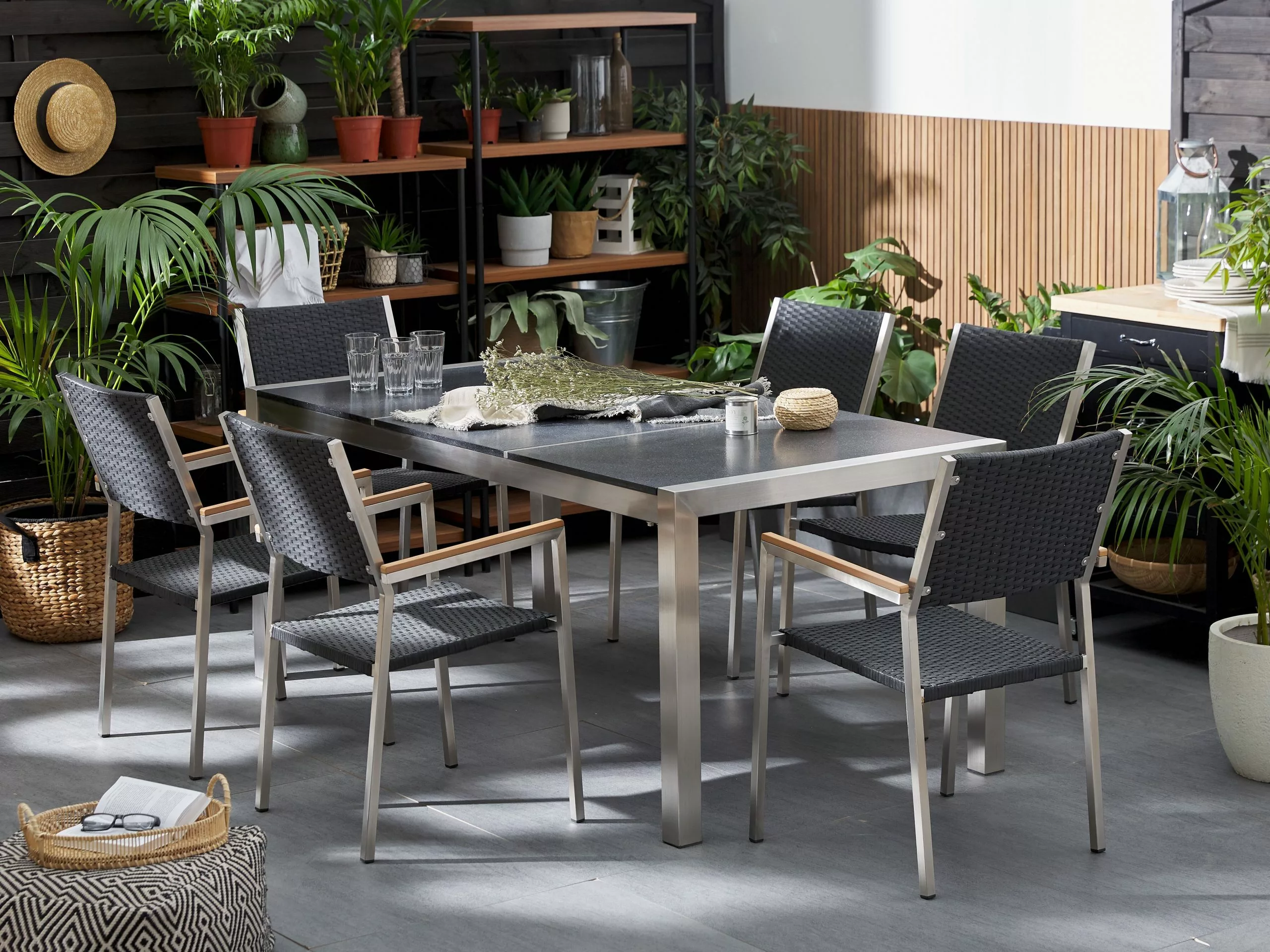 Beliani 6-istuttava Ulkoruokailuryhmä Poltettu Graniittitaso Polyrottinkituolit Musta GROSSETO 2 Beliani 6-istuttava Ulkoruokailuryhmä Poltettu Graniittitaso Polyrottinkituolit Musta GROSSETO - Image 2