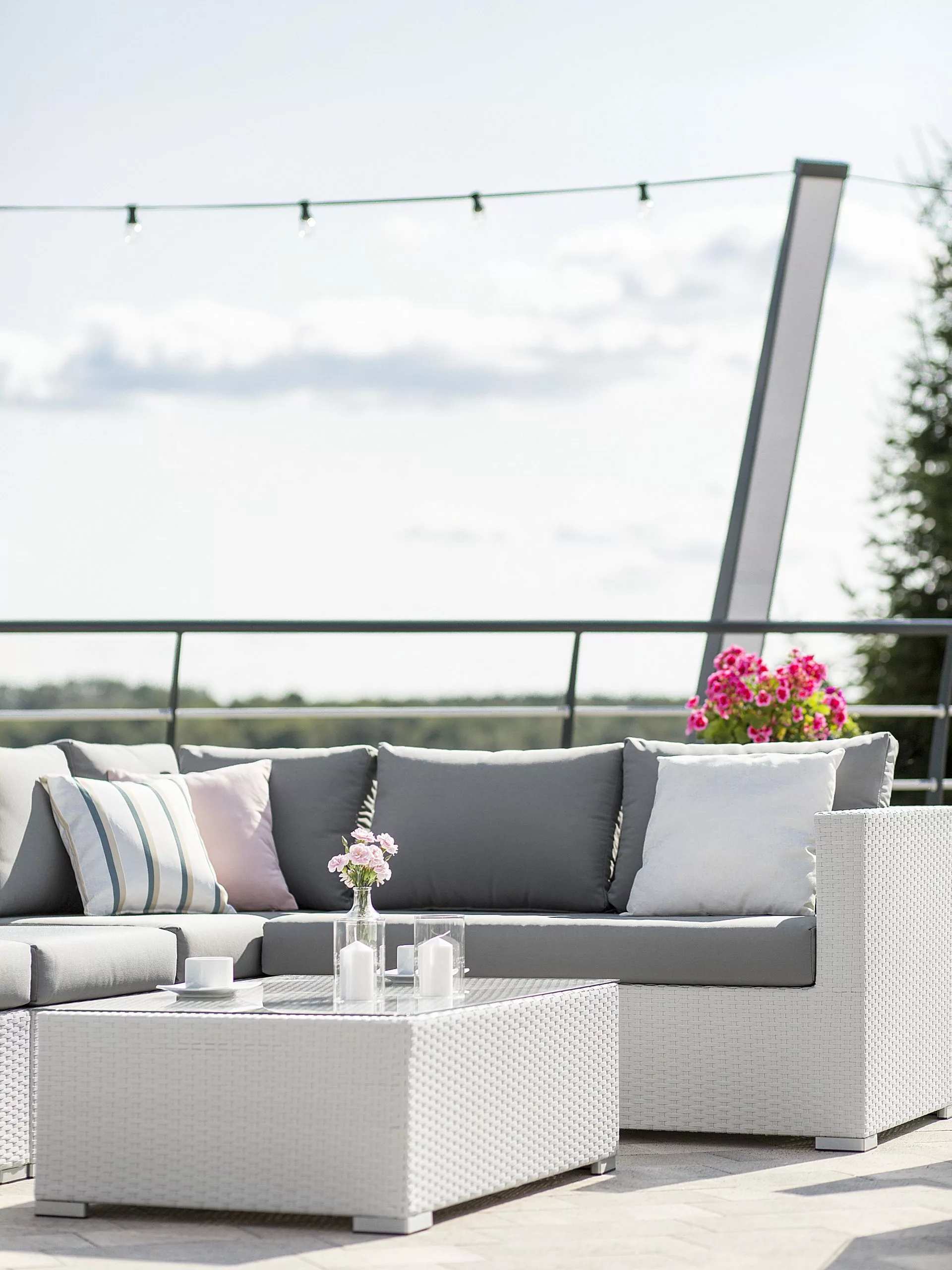 Beliani Valkoinen 8-istuttava Ulkosohvaryhmä PE-rottingista XXL - Image 10