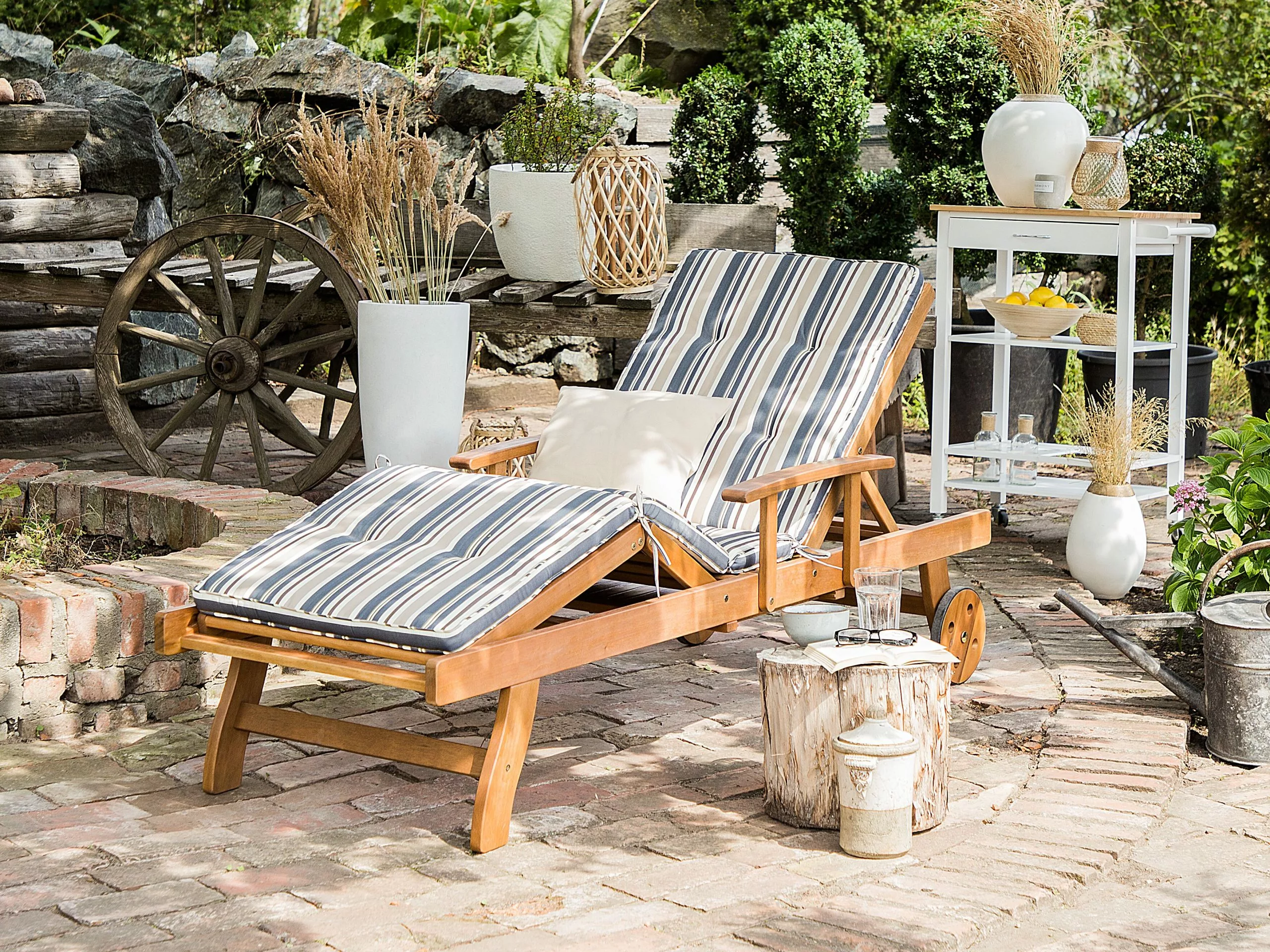 Beliani Akaasiapuinen Aurinkotuoli Raidallisella Pehmusteella JAVA - Image 2