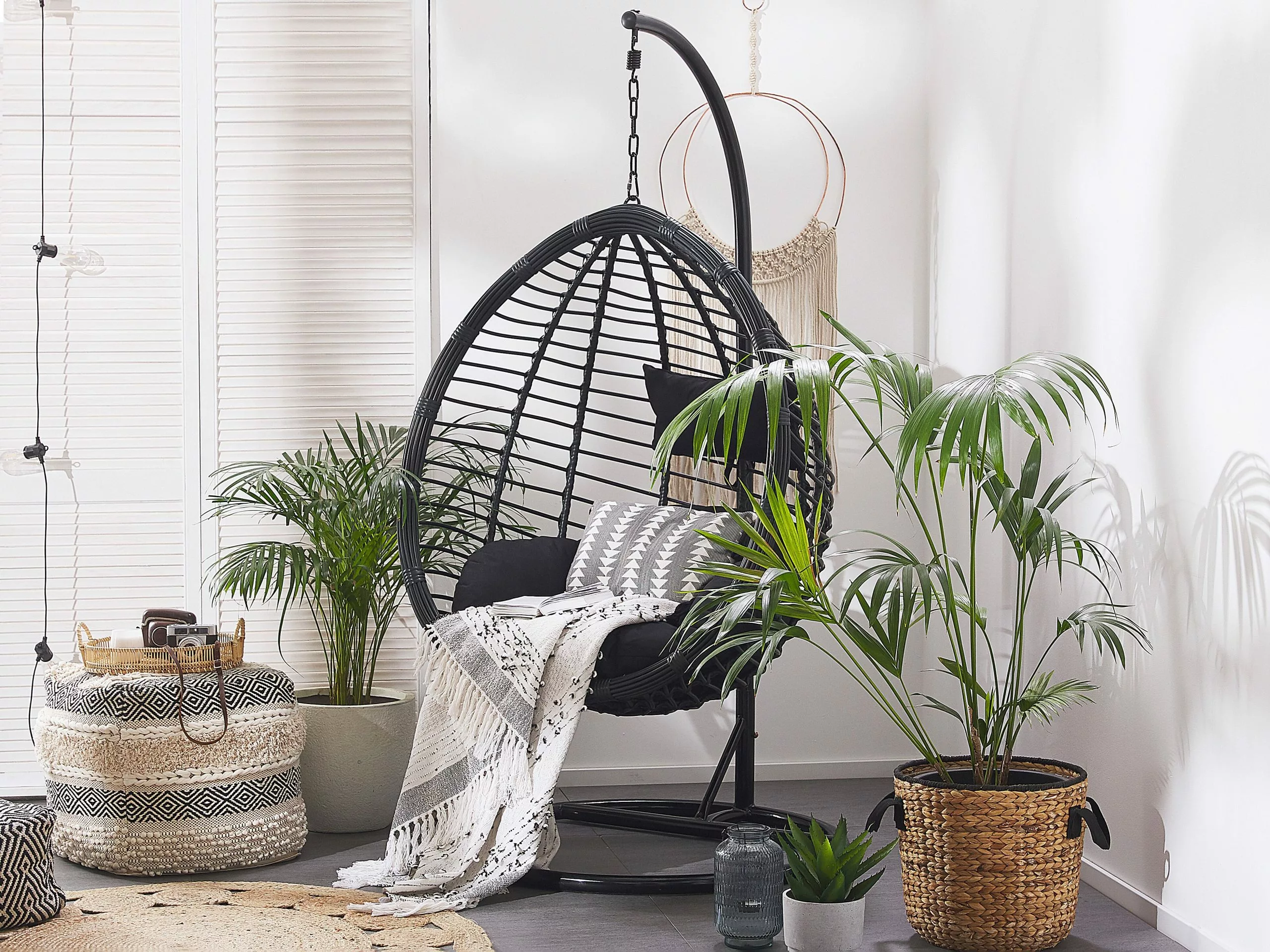 Beliani Rottinkinen Korituoli Jalustalla Musta TOLLO - Image 6