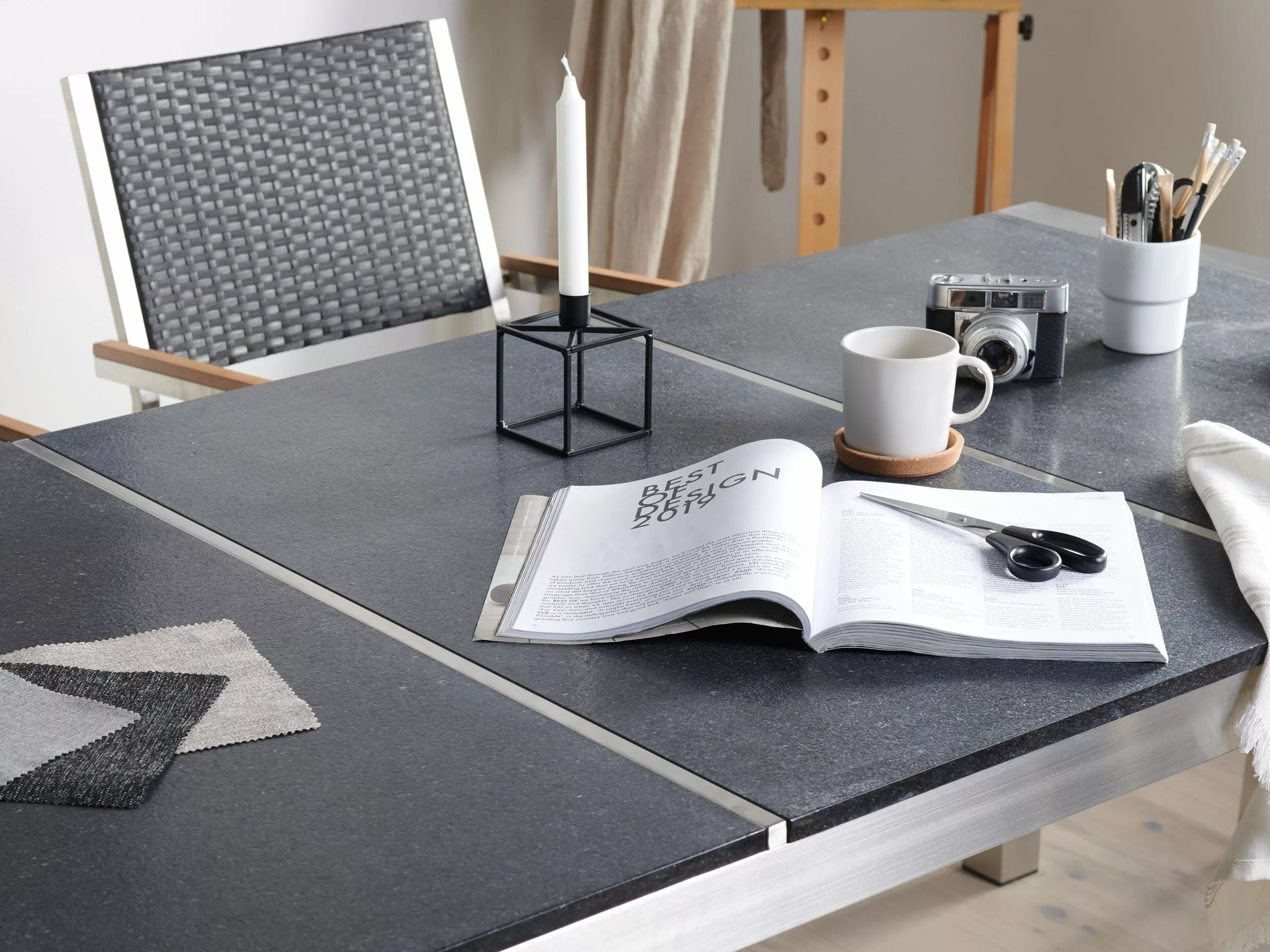 Beliani 6-istuttava Ulkoruokailuryhmä Poltettu Graniittitaso Polyrottinkituolit Musta GROSSETO 5 Beliani 6-istuttava Ulkoruokailuryhmä Poltettu Graniittitaso Polyrottinkituolit Musta GROSSETO - Image 5