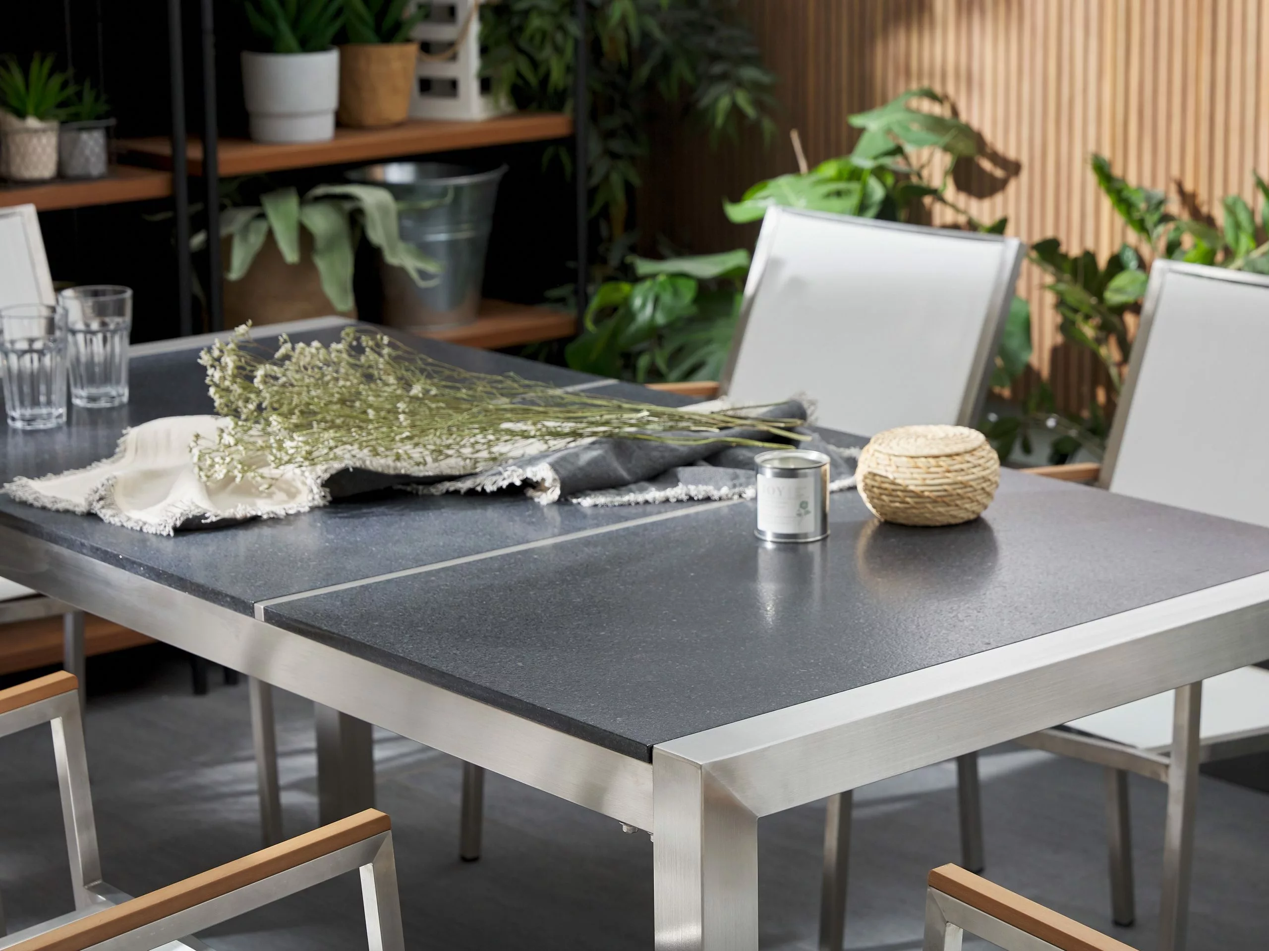 Beliani 6-istuttava Ulkoruokailuryhmä Poltettu Graniittitaso Tekstiilituolit Musta/beige GROSSETO 3 Beliani 6-istuttava Ulkoruokailuryhmä Poltettu Graniittitaso Tekstiilituolit Musta/beige GROSSETO - Image 3