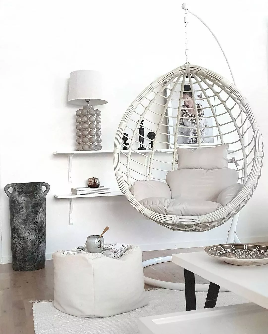 Beliani Riipputuoli Jalustalla Rottinkinen Valkoinen FANO - Image 6