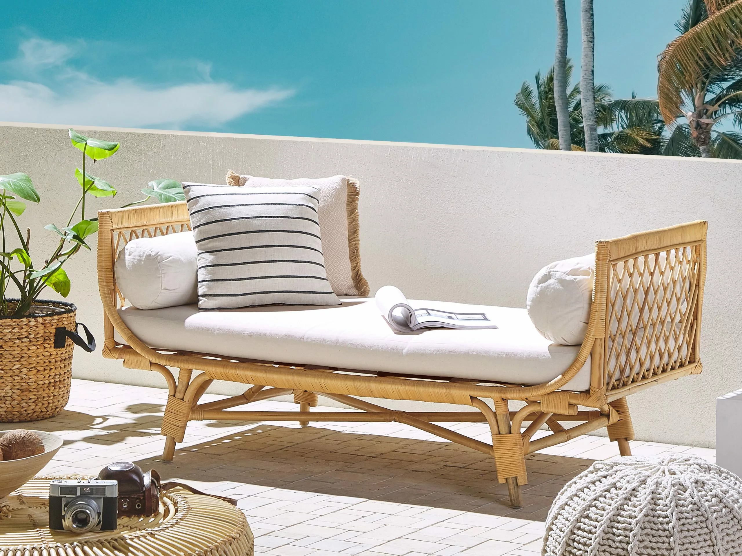 Beliani Puutarhapenkki Rottinkinen Beigellä Tyynyllä BALLAO - Image 2