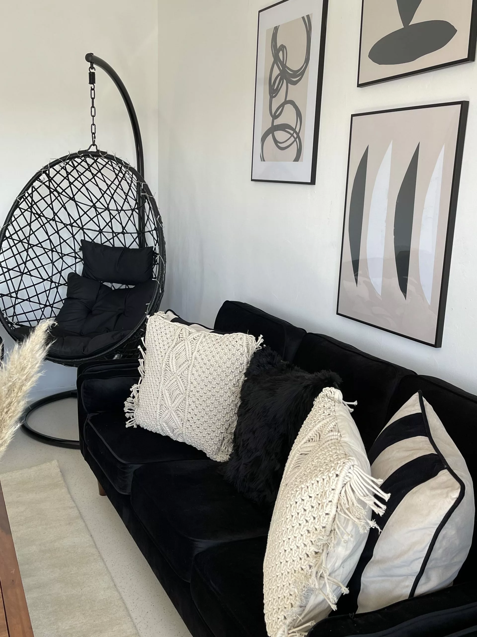 Beliani Riipputuoli Jalustalla Musta ALATRI - Image 3