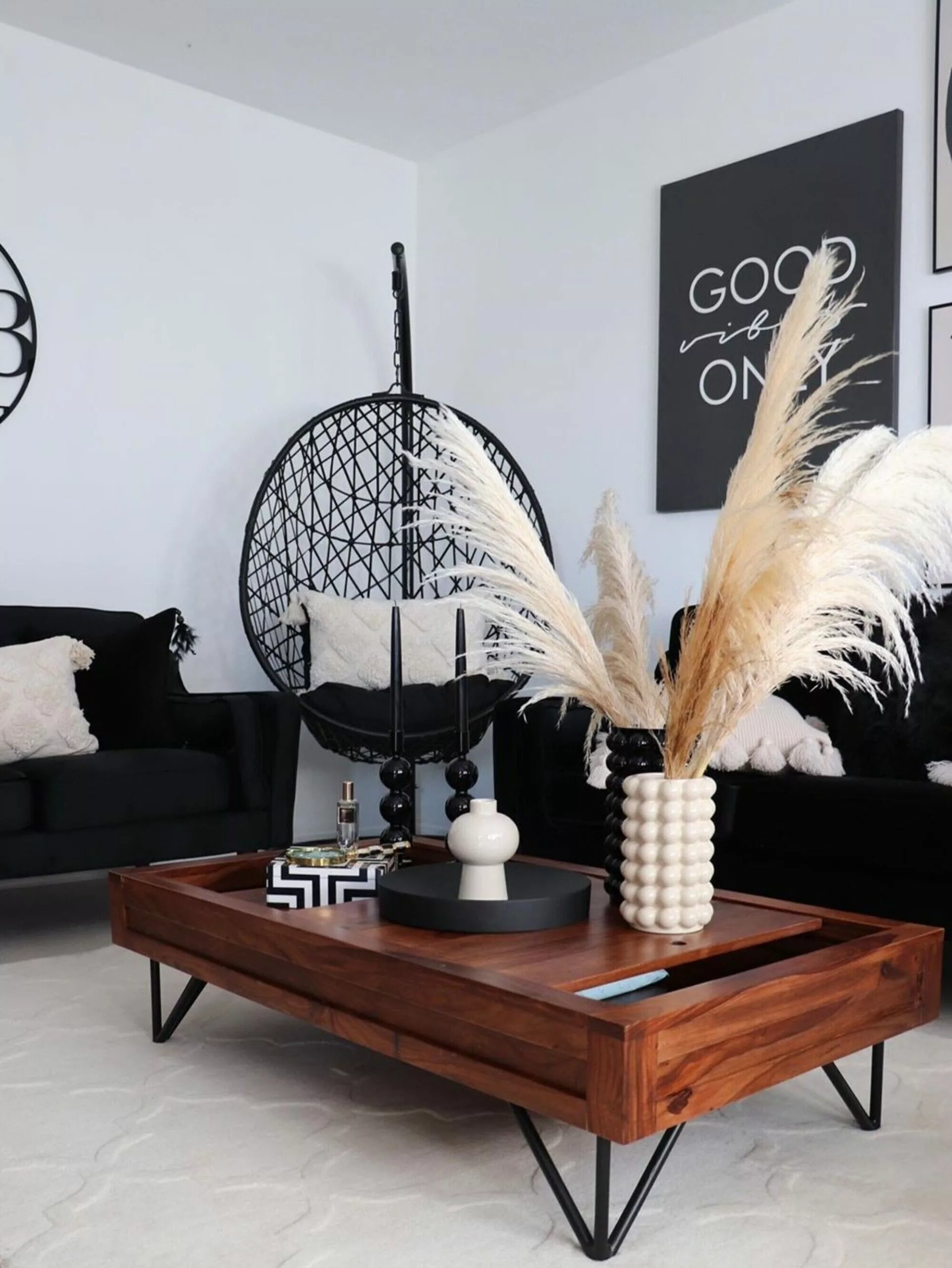 Beliani Riipputuoli Jalustalla Musta ALATRI - Image 4