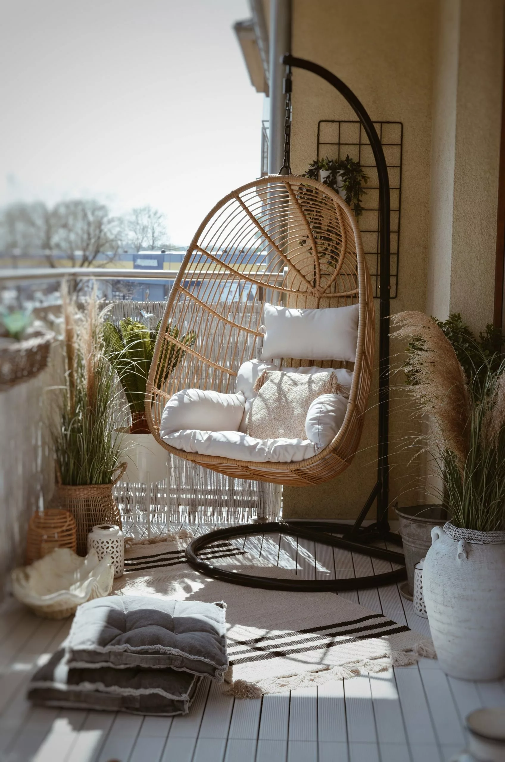 Beliani Rottinkinen Korituoli Jalustalla Beige CASOLI - Image 4