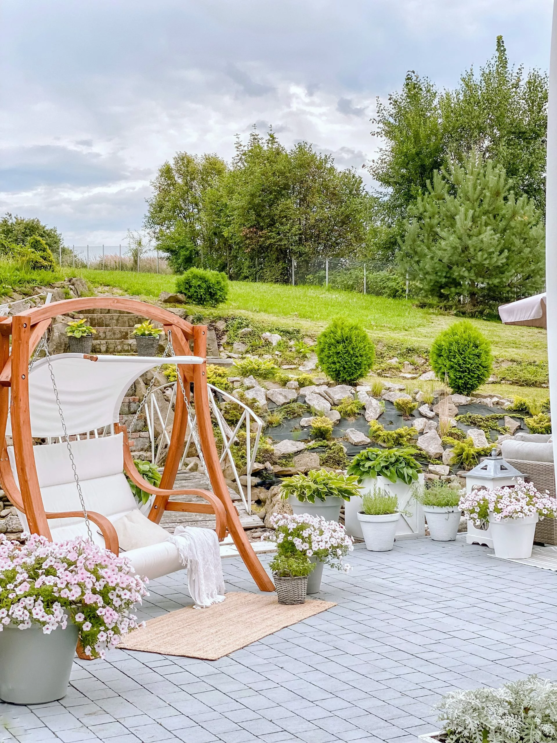 Beliani 2-istuttava Puutarhakeinu Lehtikuusi Vaalea Puu/valkoinen APRILIA 3 Beliani 2-istuttava Puutarhakeinu Lehtikuusi Vaalea Puu/valkoinen APRILIA - Image 3