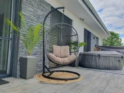 Beliani Riipputuoli Jalustalla Rottinkinen Musta ALBA -Ulkokalusteet shop undef src sa picid 824383 type whitesh image scaled