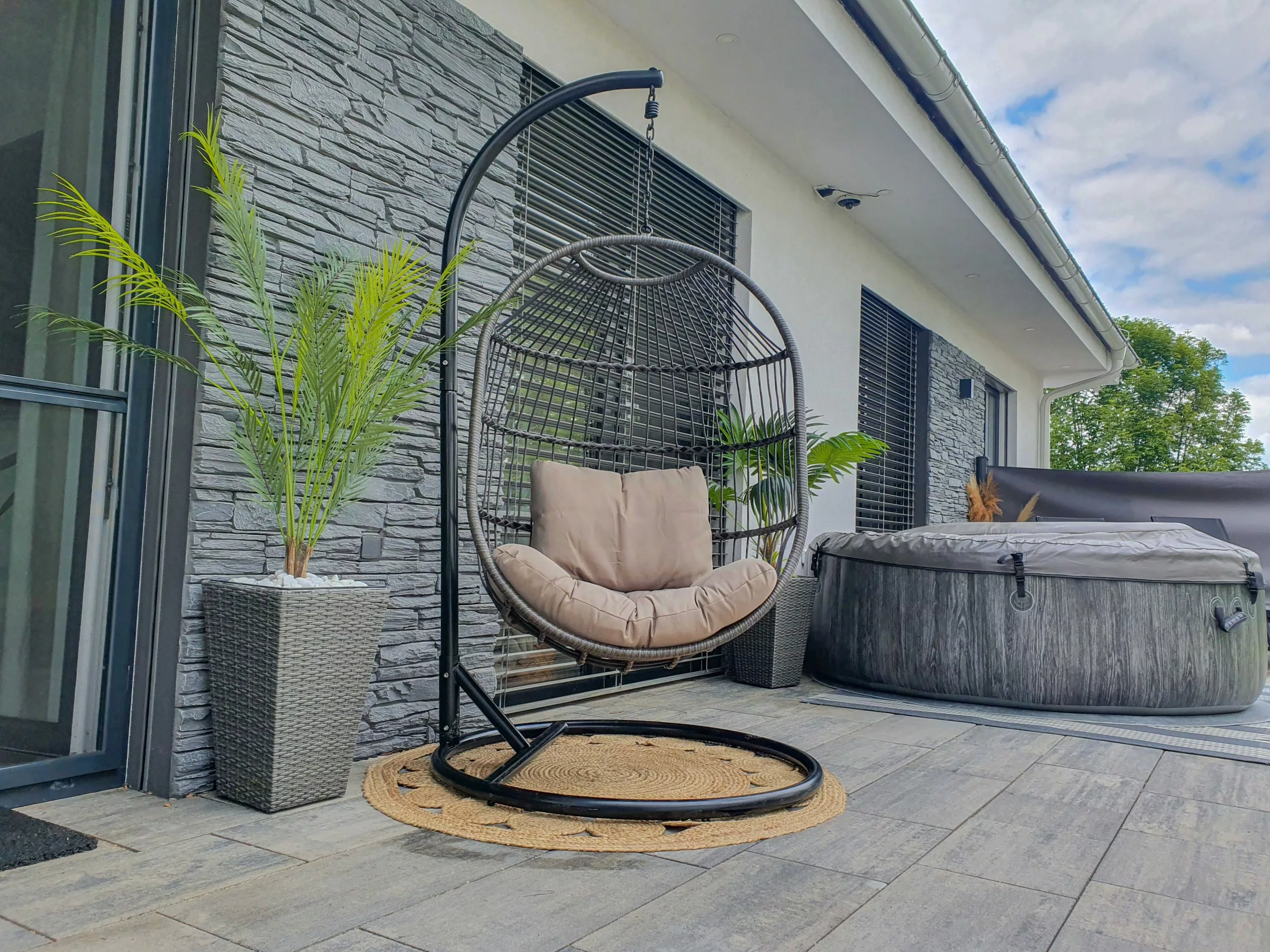 Beliani Riipputuoli Jalustalla Rottinkinen Musta ALBA - Image 3