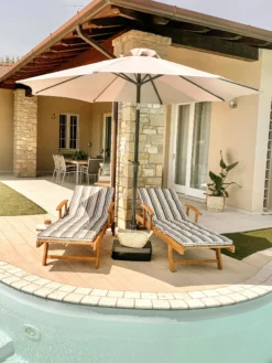 Beliani Akaasiapuinen Aurinkotuoli Raidallisella Pehmusteella JAVA -Ulkokalusteet shop undef src sa picid 827534 type whitesh image scaled