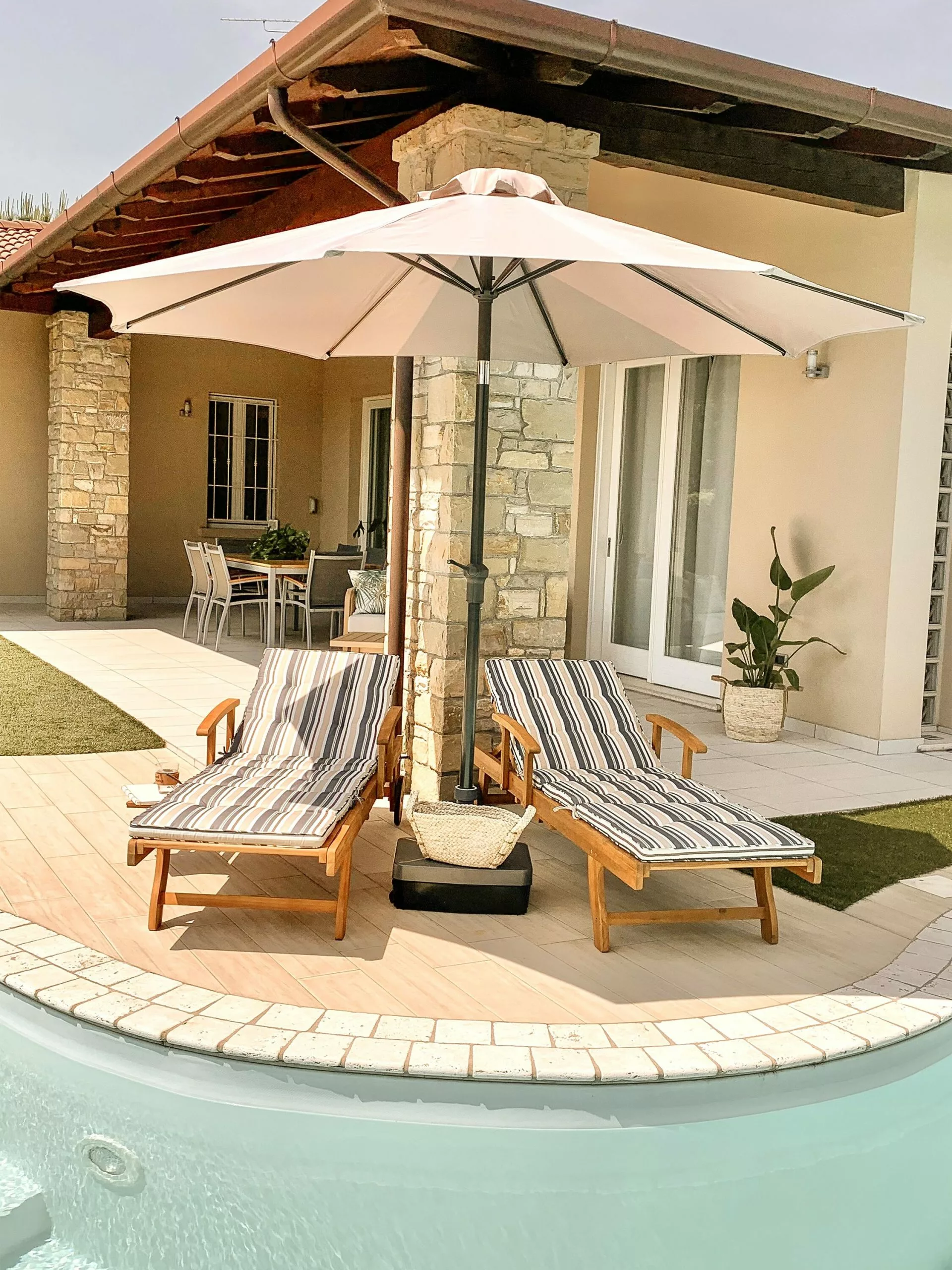 Beliani Akaasiapuinen Aurinkotuoli Raidallisella Pehmusteella JAVA - Image 4