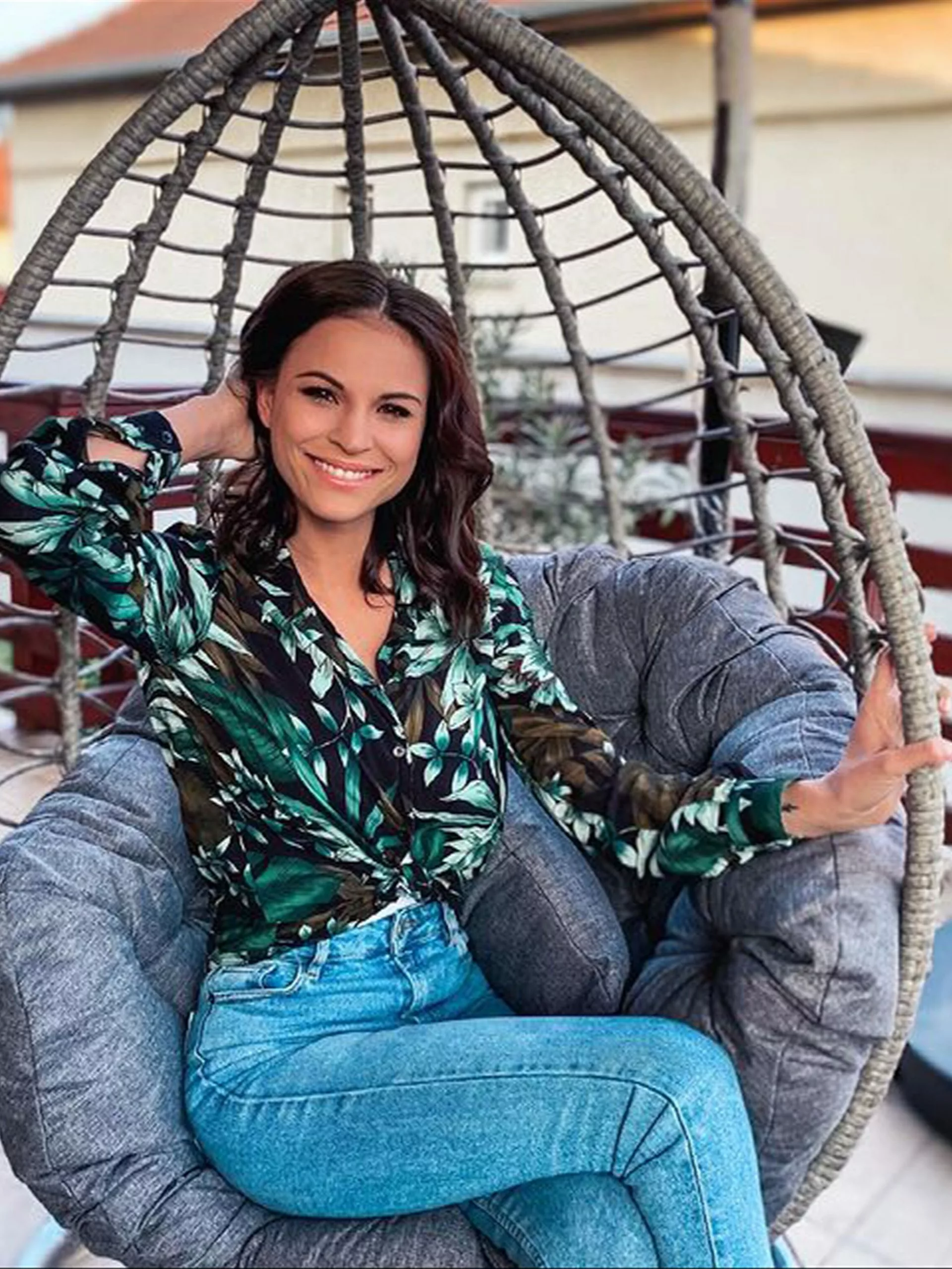 Beliani Riipputuoli Jalustalla Polyrottinki Harmaa ARSITA 5 Beliani Riipputuoli Jalustalla Polyrottinki Harmaa ARSITA - Image 5