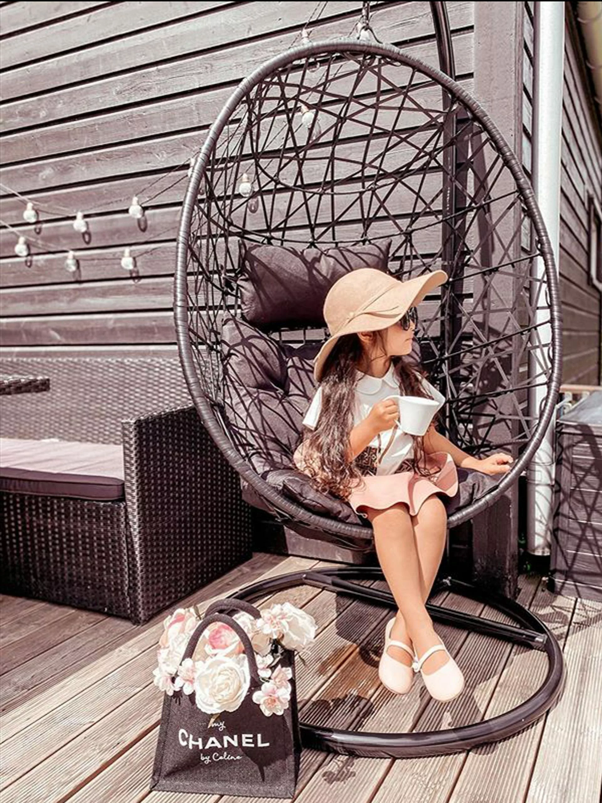 Beliani Riipputuoli Jalustalla Musta ALATRI - Image 7